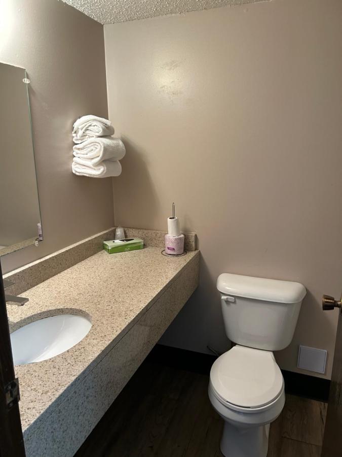Cedar Inn Lloydminster Buitenkant foto